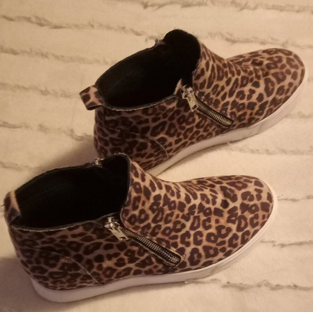 Soda wedgie sneaker size 7.5. (05) - Picture 4 of 11